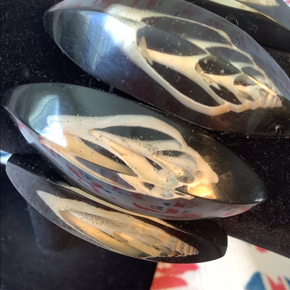 Vintage Ebony & Lucite Embedded Shell Elasticized Bracelet - Picture 3 of 8